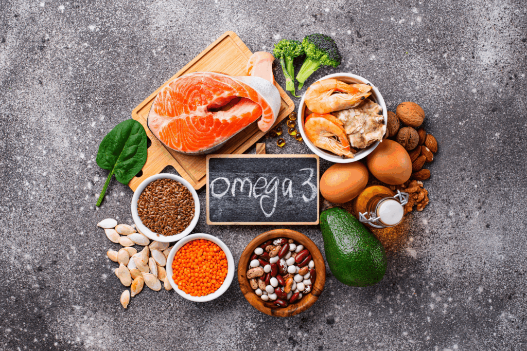 Lebensmittel mit Omega-3-Fettsäuren wie Lachs, Nüsse, Samen und Avocado