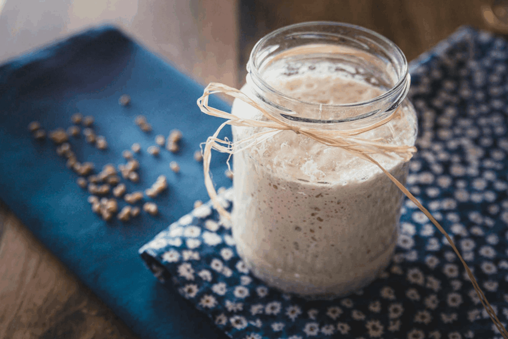 Probiotika und Darmgesundheit Glas mit fermentiertem Joghurt oder Kefir – natürliche Quelle für Probiotika zur Unterstützung der Darmgesundheit.
