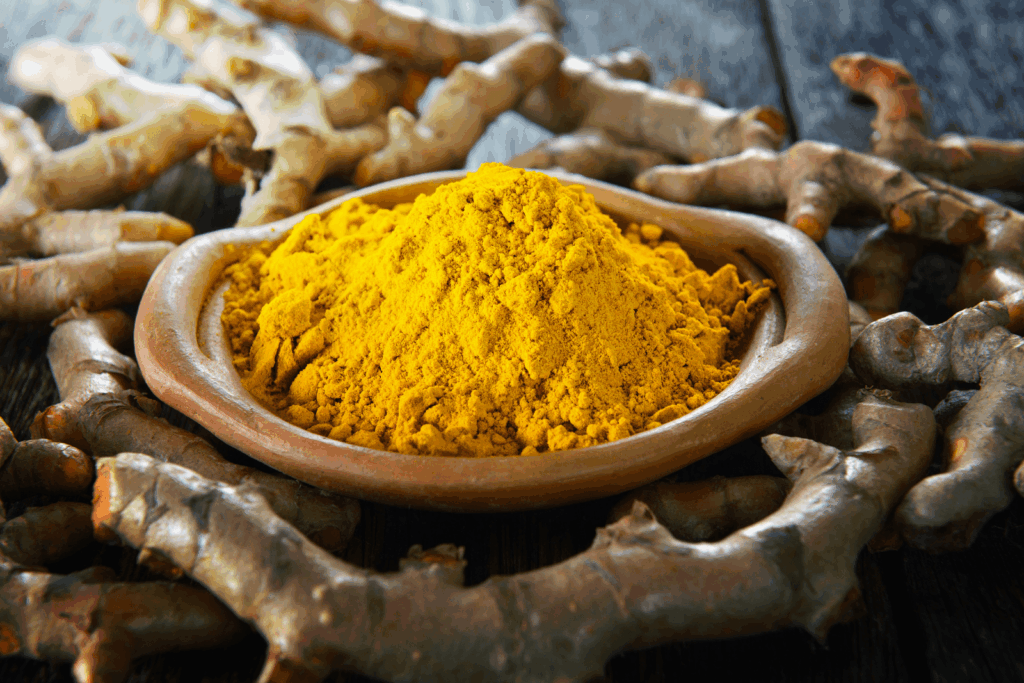 Kurkumapulver und frische Kurkumawurzeln – Curcumin ist ein Pflanzenstoff mit entzündungshemmendem Potenzial.
