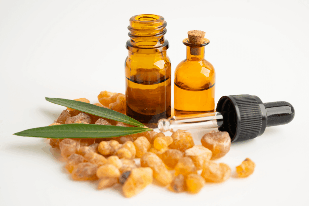 Weihrauchharz und kleine Fläschchen mit Extrakt – Boswellia wird traditionell zur Unterstützung bei Entzündungen eingesetzt.