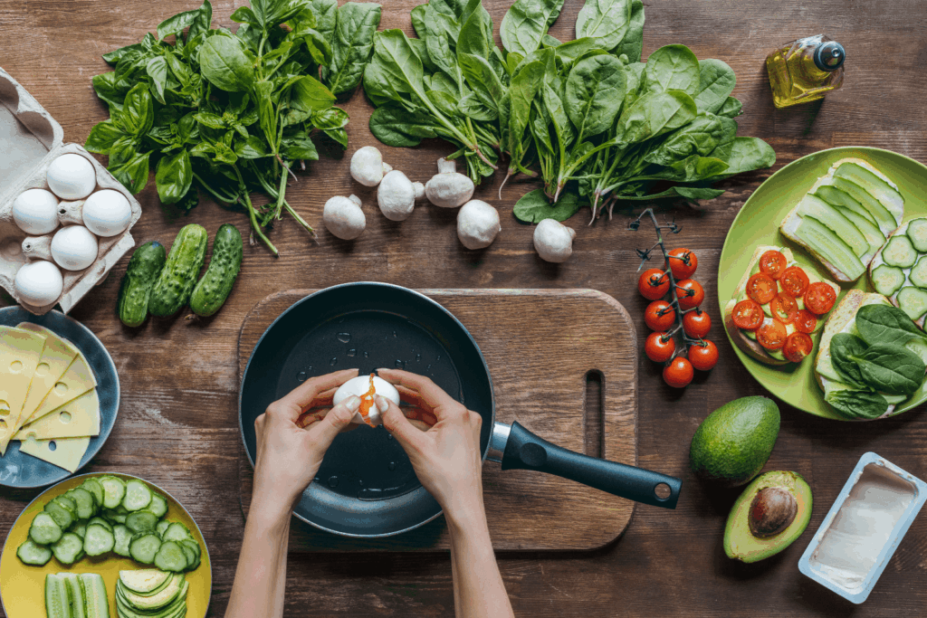 Kleine Schritte für eine bessere Darmgesundheit Frische Zutaten wie Gemüse, Eier und Avocado auf einem Tisch – kleine Schritte für eine bessere Darmgesundheit.