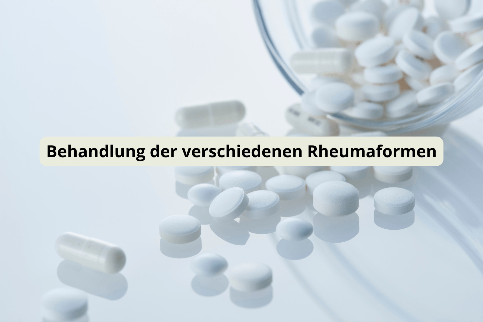 Rheumaformen und ihre Behandlung Tabletten in einem Glas