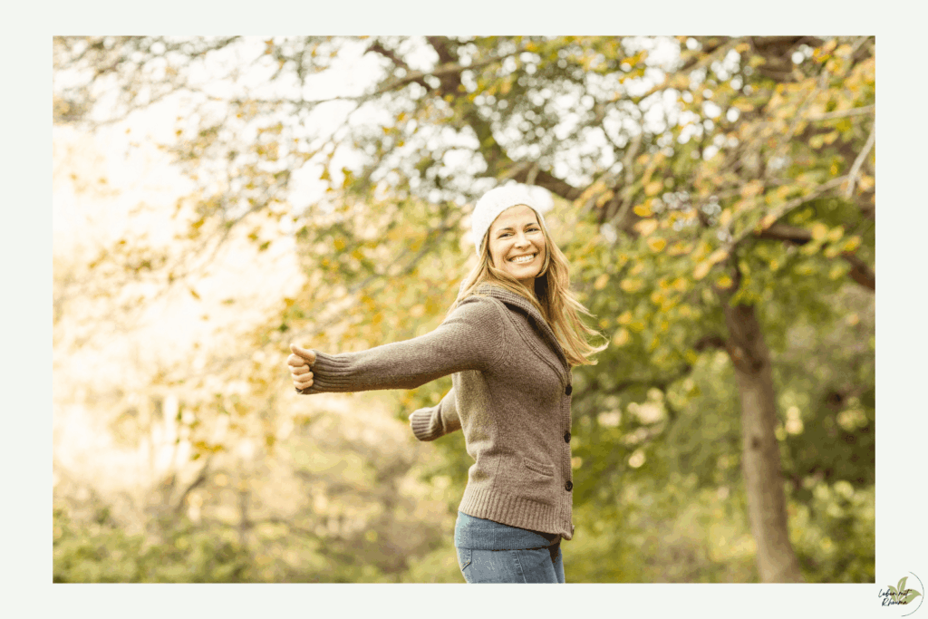 Remission bei Arthritis: Wenn die Entzündung zur Ruhe kommt Frau in der Natur mit ausgestreckten Armen als Symbol für Remission und neue Lebensqualität trotz Arthritis
