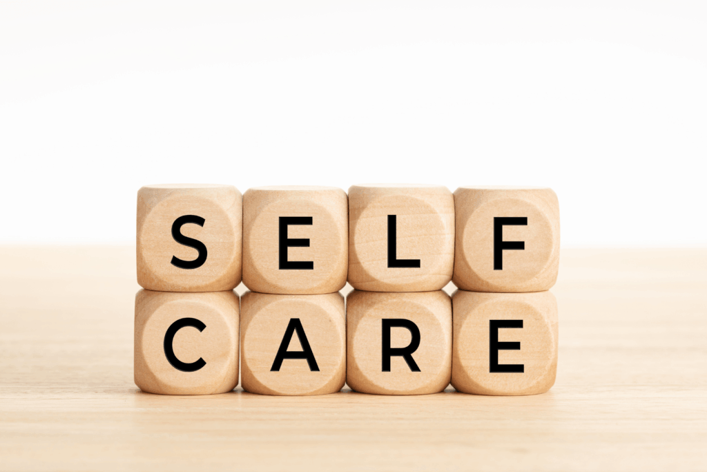 Fibromyalgie Selfcare Holzbausteine mit der beschriftung SELFCARE