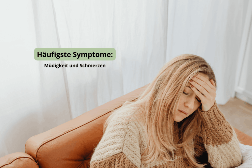 Fibromyalgie häufige Symptome Frau sitzt auf dem Sofa und ist müde und hat schmerzen