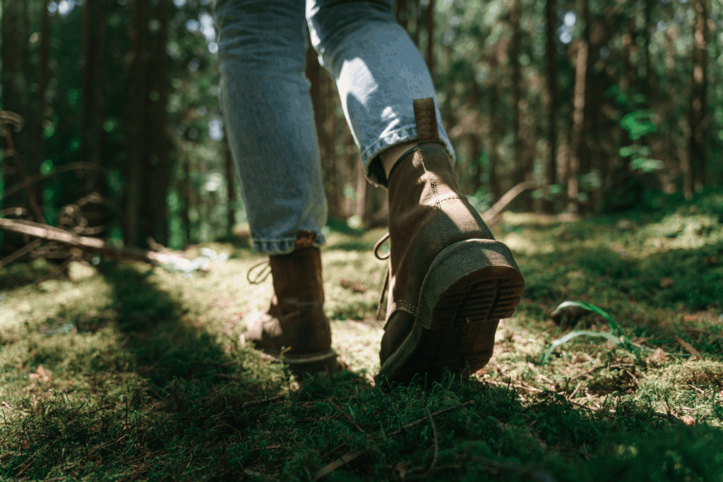 Fibromyalgie Selfcare Frau geht durch den Wald spazieren