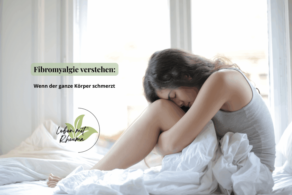 Frau sitzt auf dem Bett und ist müde und hat schmerzen