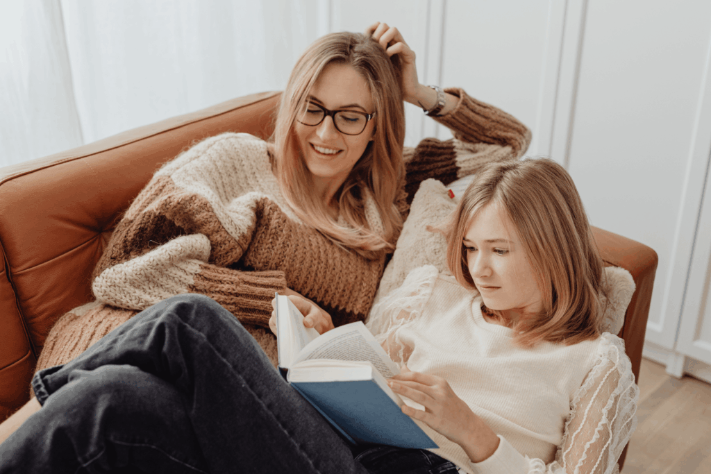 Mutter mit Kind auf dem Sofa lesen ein Buch