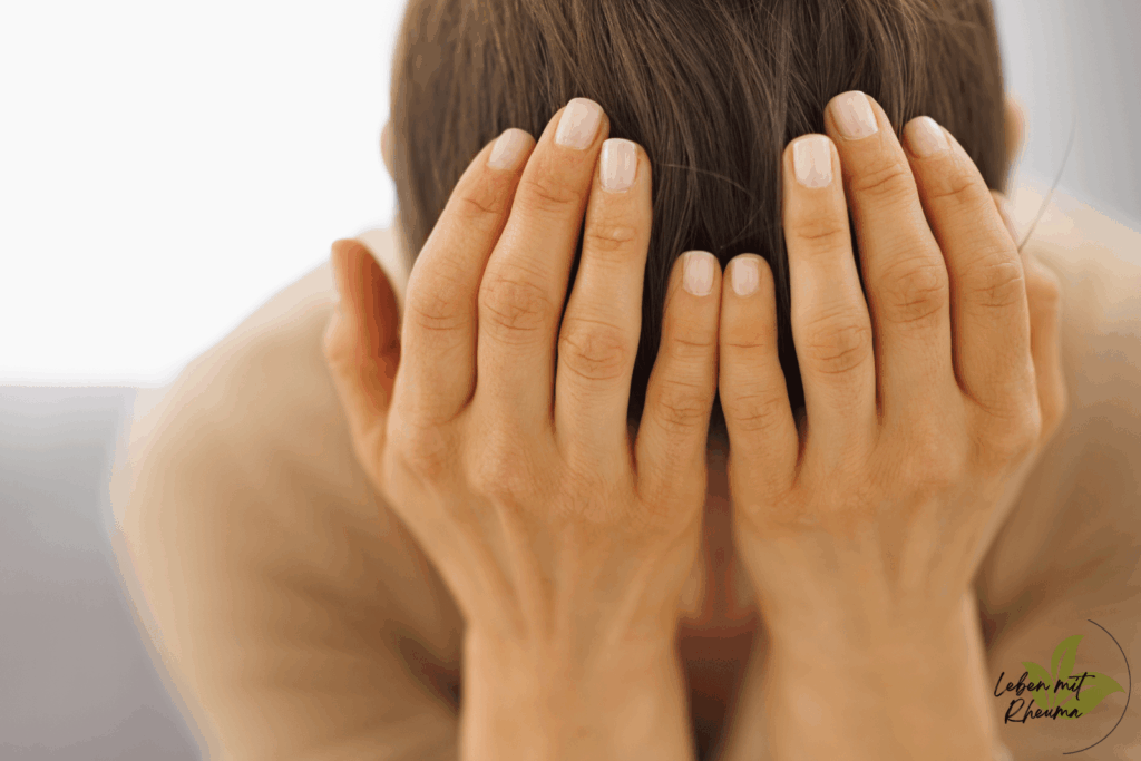 Eine Frau die sich den Kopf hält vor Stress