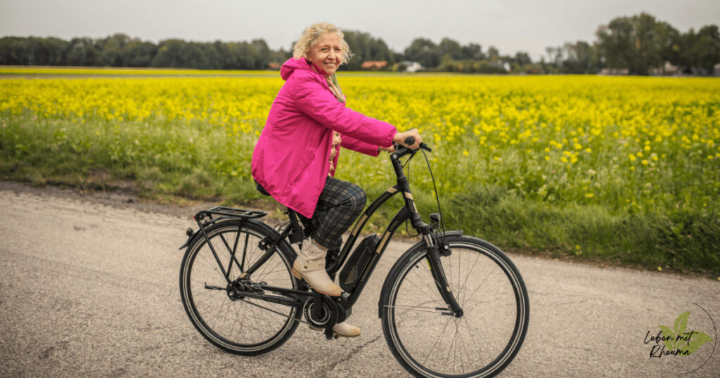 Arthrose Vorbeugen Behandeln Eine Frau mit Arthrose die Fahrrad fährt