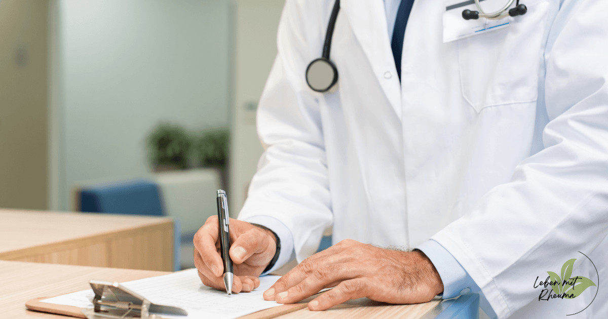Arzt dokumentiert die Diagnose einer rheumatoiden Arthritis