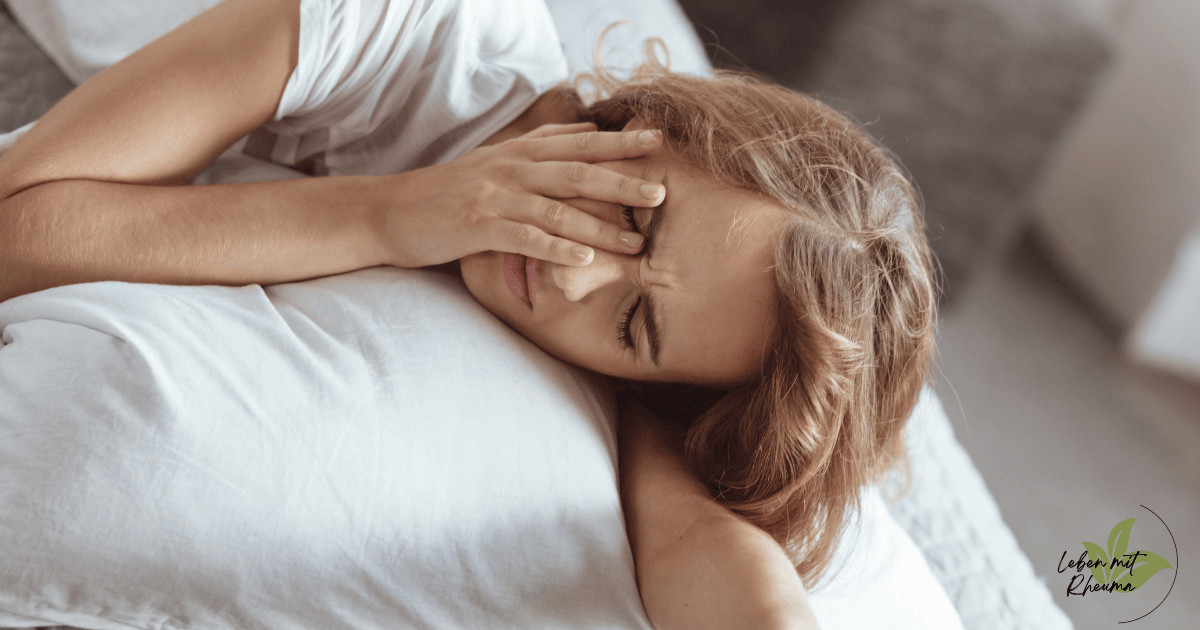 Frau mit rheumatoider Arthritis fühlt sich erschöpft und müde